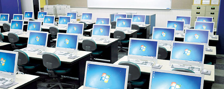 教室19室、総台数約700台！圧倒的設備のパソコン実習室