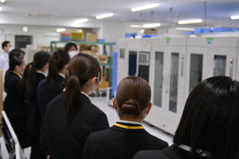 薬剤部で自動払出装置の説明を受ける