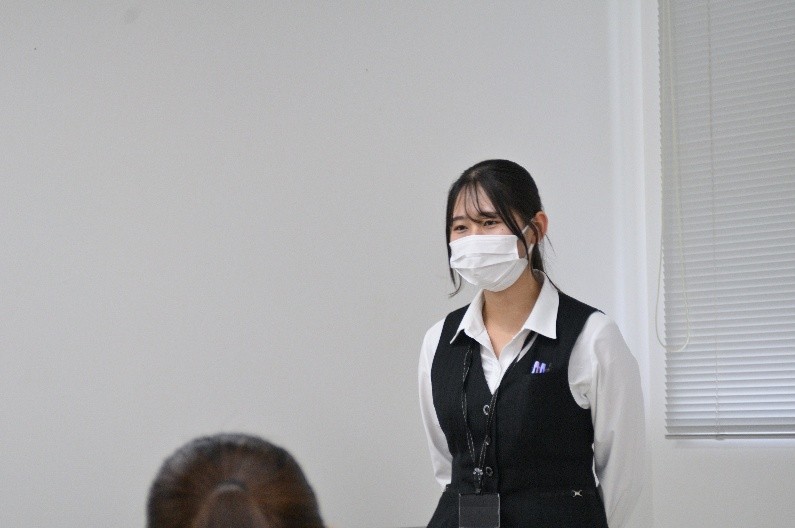 業務内容について詳しく教えてくださる卒業生の先輩